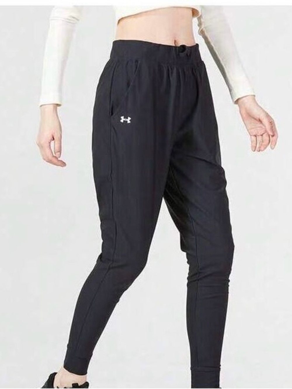 Under Armour Women's Black Tapered Jogger Pants size medium pockets